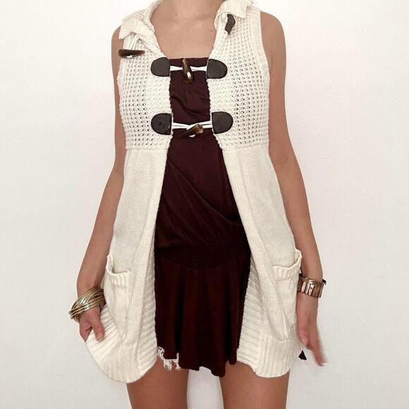 Y2k cream knit take out toggle closure cardigan - Picture 2 of 6